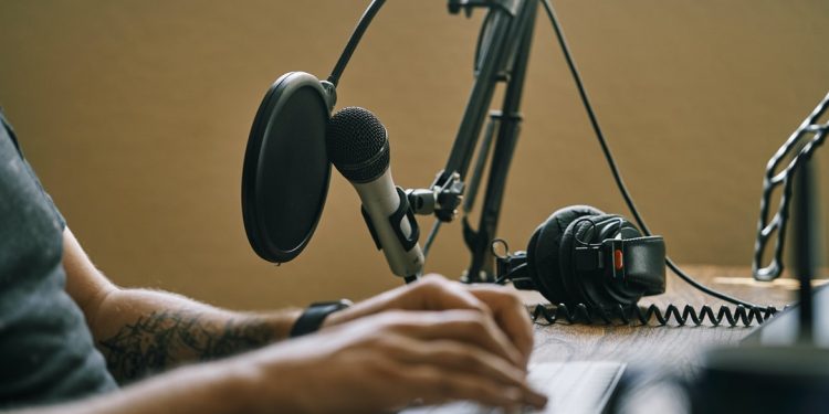 How a Podcast Transcription Service Helps Grow Your Audience Reach